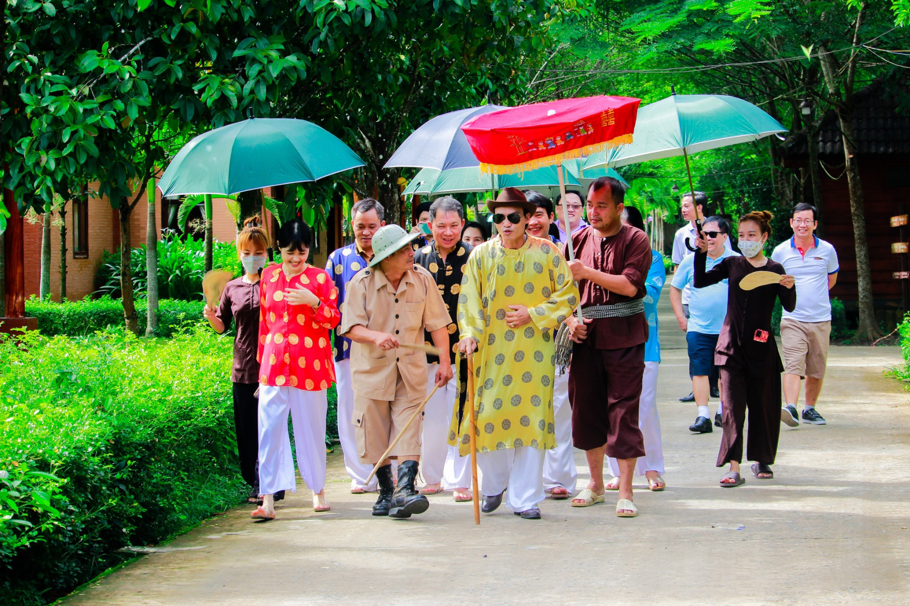 Du khách hóa thân thành điền chủ khi đến Làng du lịch Mỹ Khánh