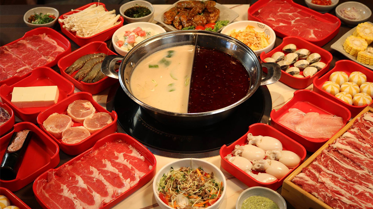 Lẩu Hotpot hai ngăn đầy đủ topping nhúng lẩu