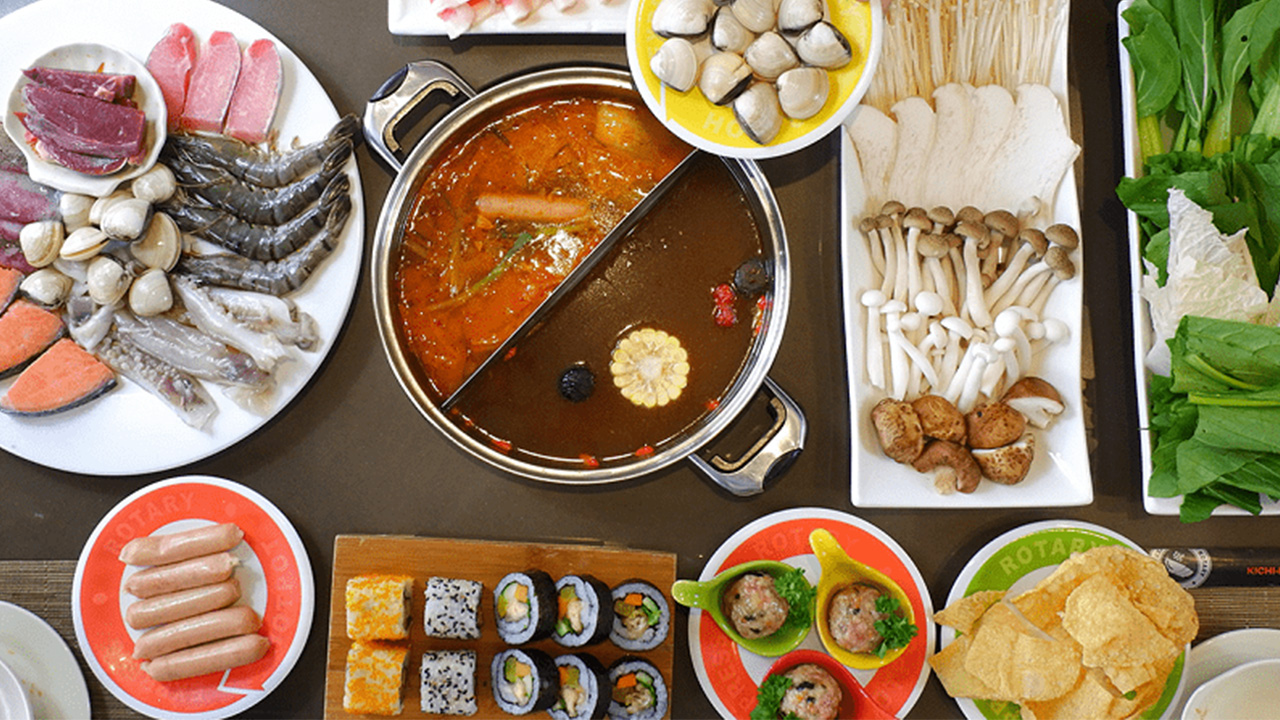 Các món ăn đa dạng với nước lẩu tự chọn tại Kichi Kichi