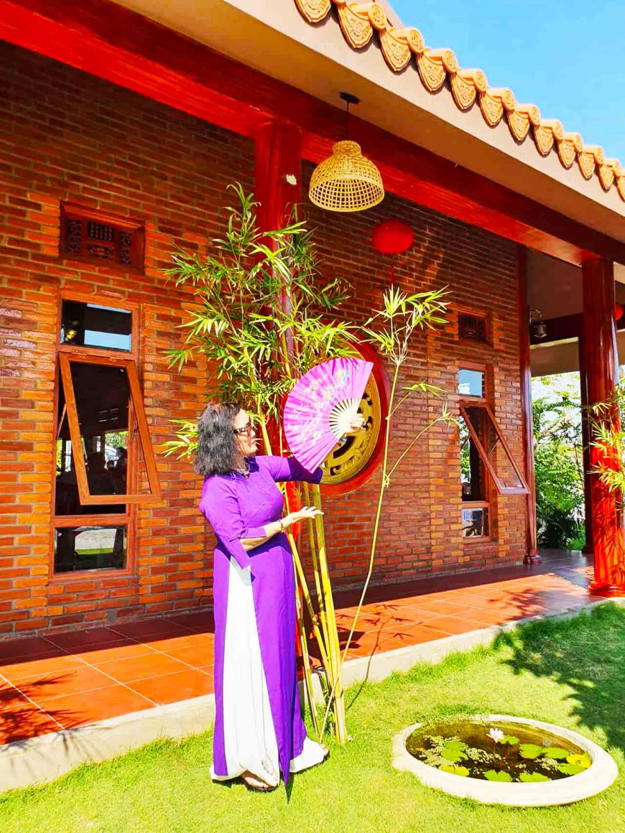 ao-dai-tim-quat-tim-ben-canh-can-nha-lot-gach-go-xua