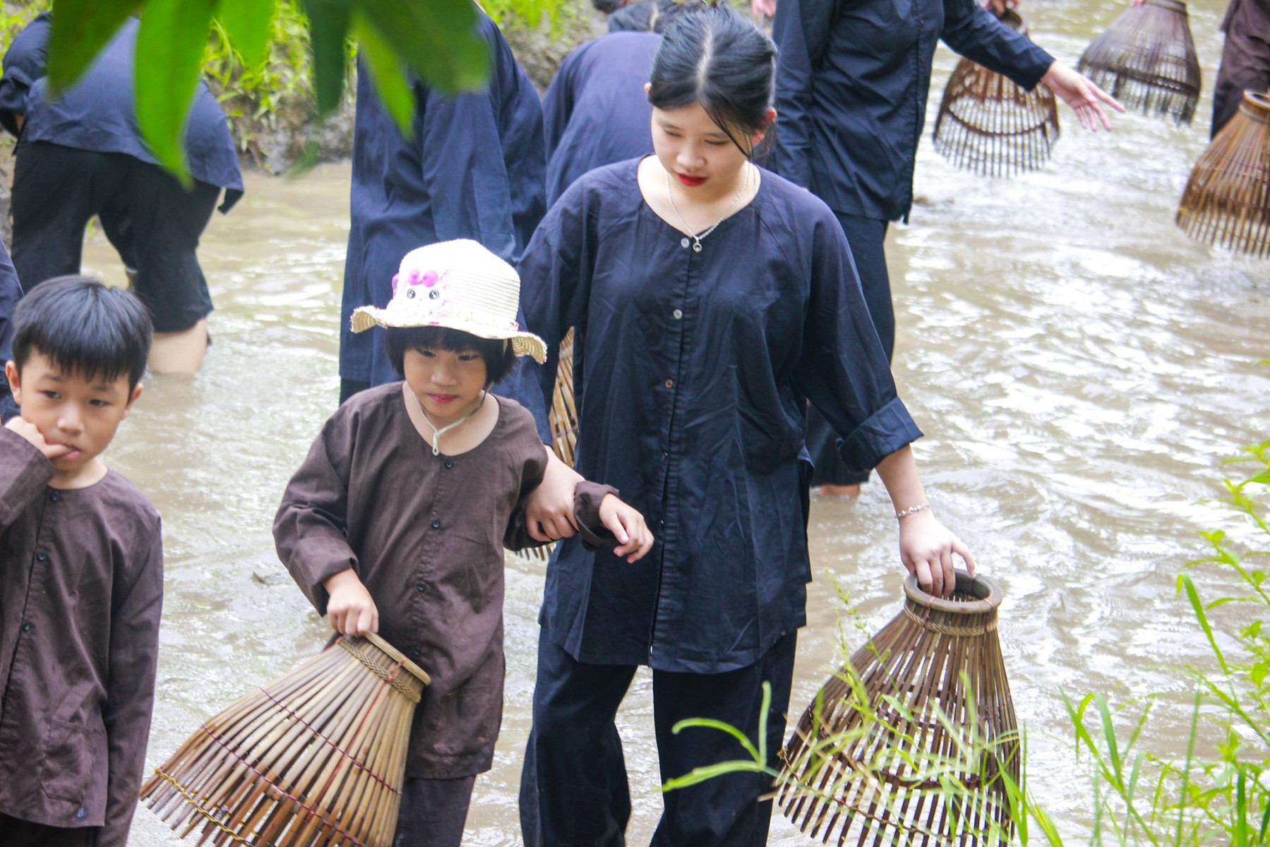 Du khách trải nghiệm hoạt động tát mương bắt cá