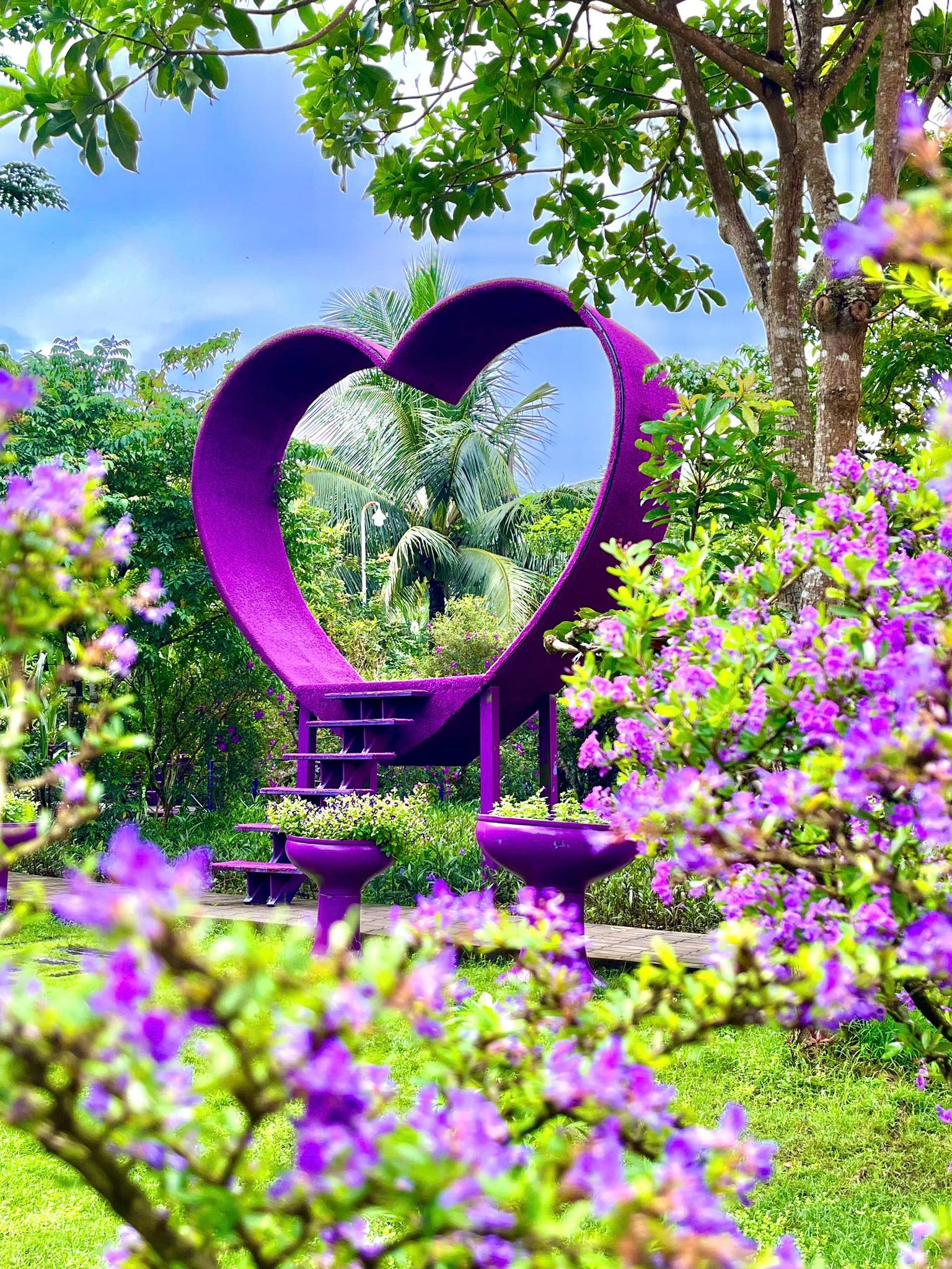 trai-tim-mau-tim-the-hien-cho-tinh-yeu-thuy-chung