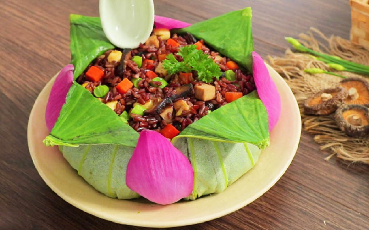 Cơm gạo lứt hấp lá sen