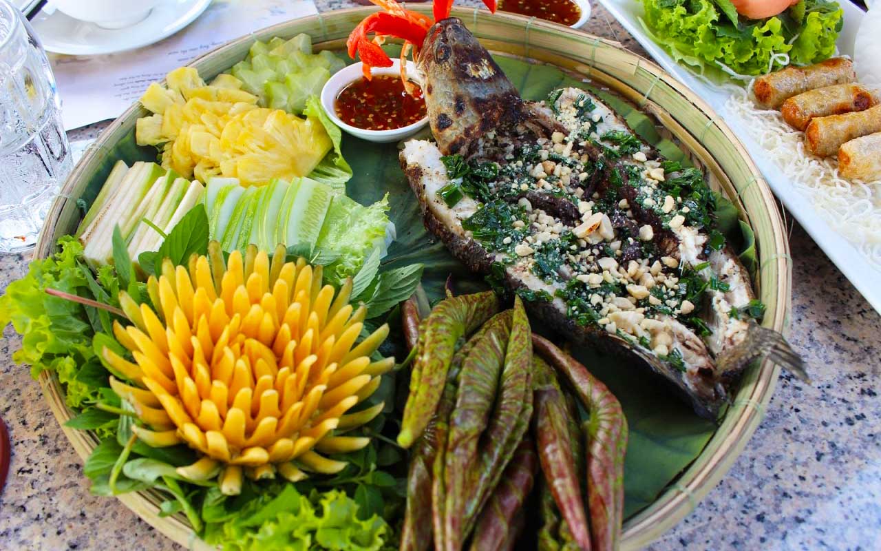 Cá lóc nướng trui cuốn lá sen non