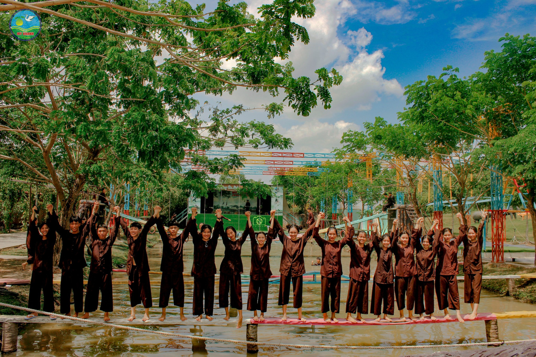 Đi chơi ở miền tây là mặc đồ bà ba