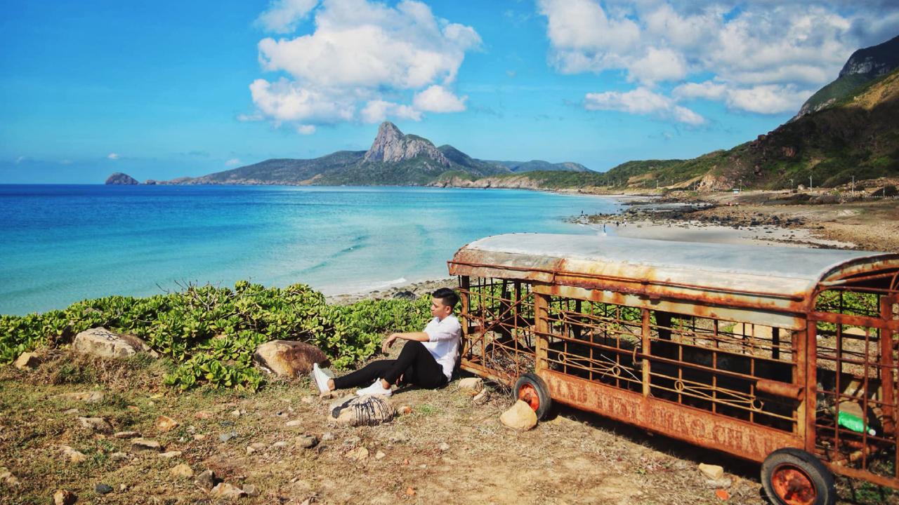 Du khách chụp ảnh tại Côn Đảo