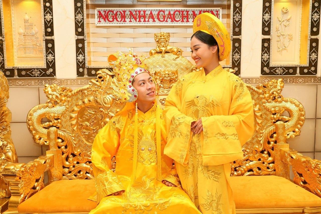 Hoàng đế, hoàng hậu cùng ngai vàng