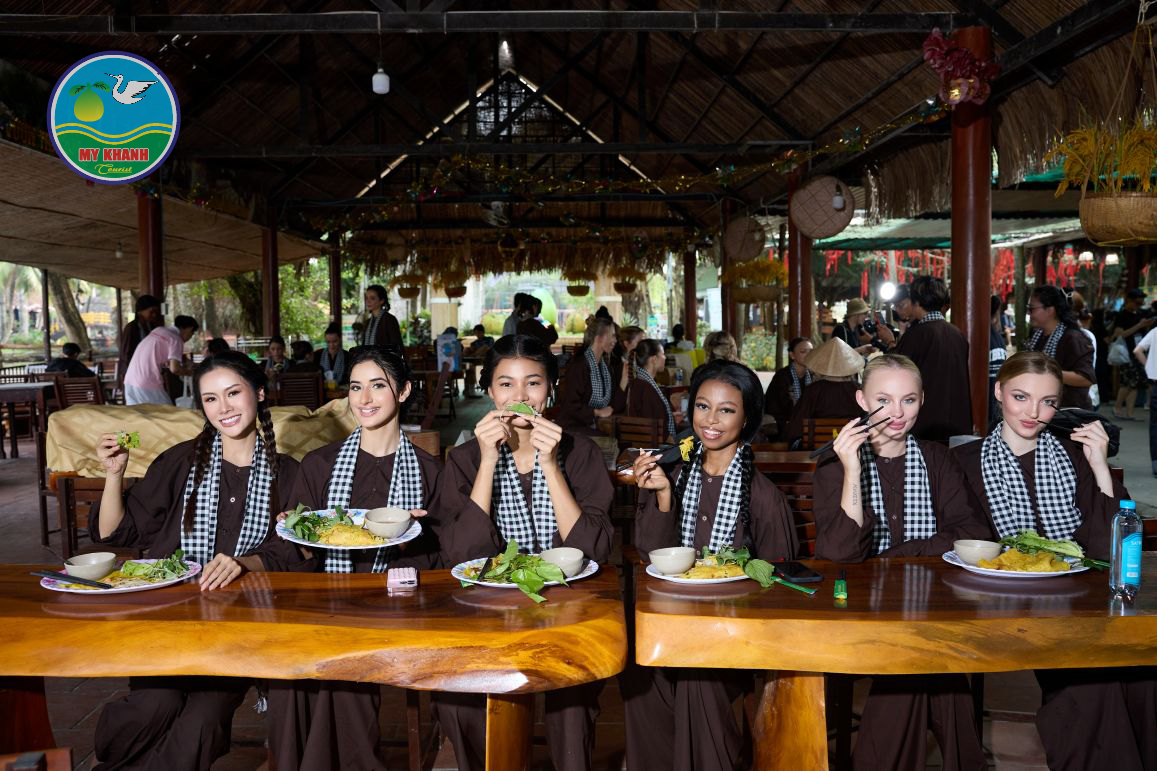 Hoa Hậu Miss Charm thưởng thức bánh xèo