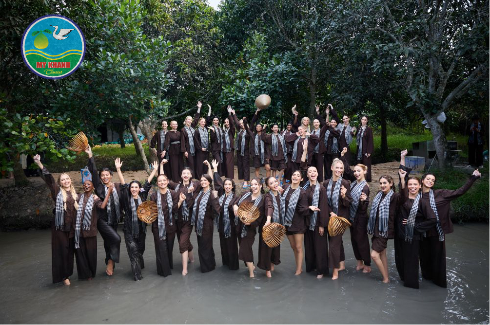 Các hoa hậu trải nghiệm tát mương bắt cá