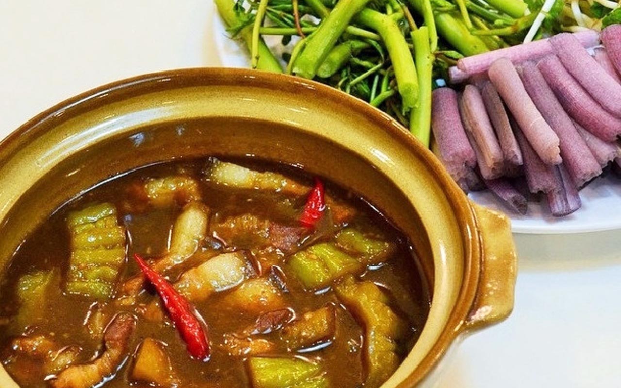 Bông súng mắm kho