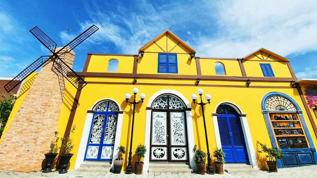 phim-truong-ben-trong-can-nha-mau-tim-can-tho