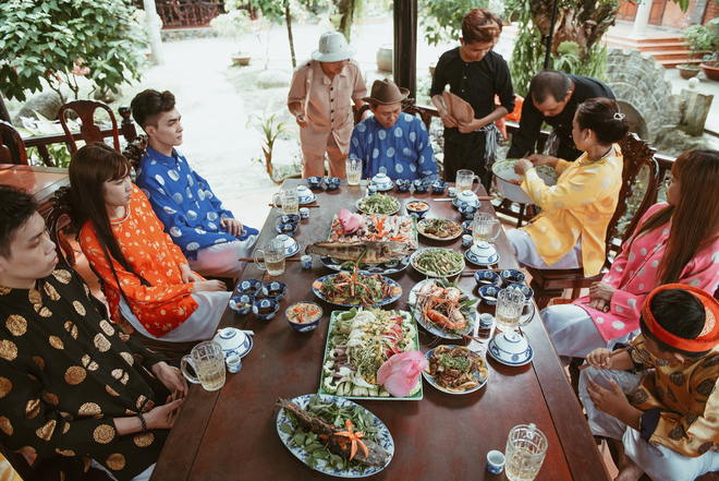 Người dân TP.HCM hào hứng đến công viên săn tour giá rẻ