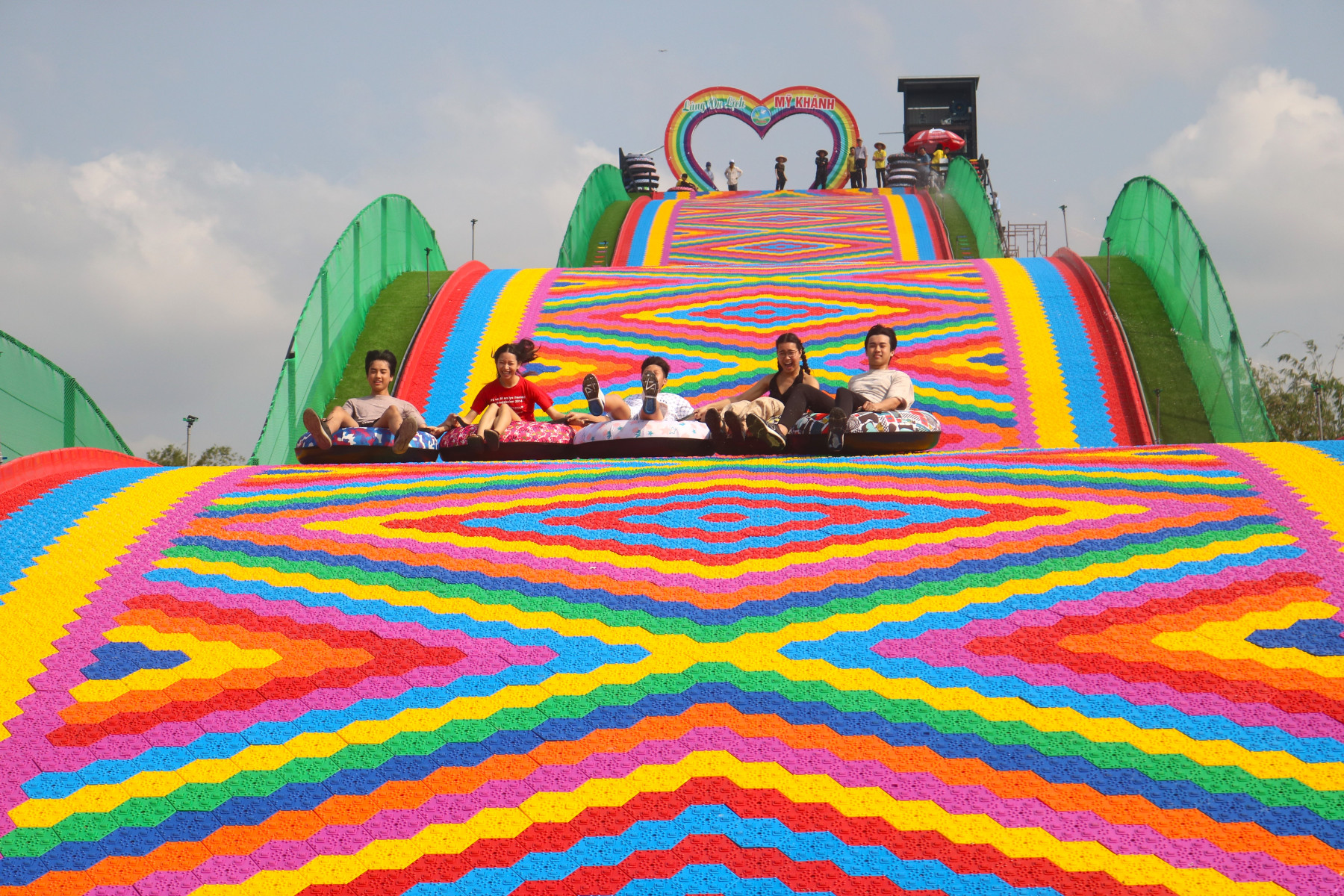 Các bạn tân sinh viên Cần Thơ không nên bỏ lỡ “check in” Thảm trượt cầu vồng tại Làng du lịch Mỹ Khánh