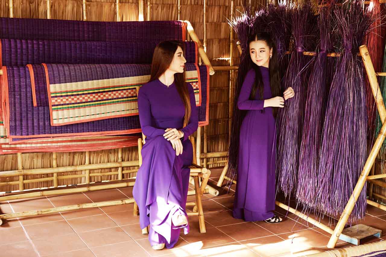 thieu-nu-ao-dai-tim-voi-nhung-chiec-chieu-cung-mau