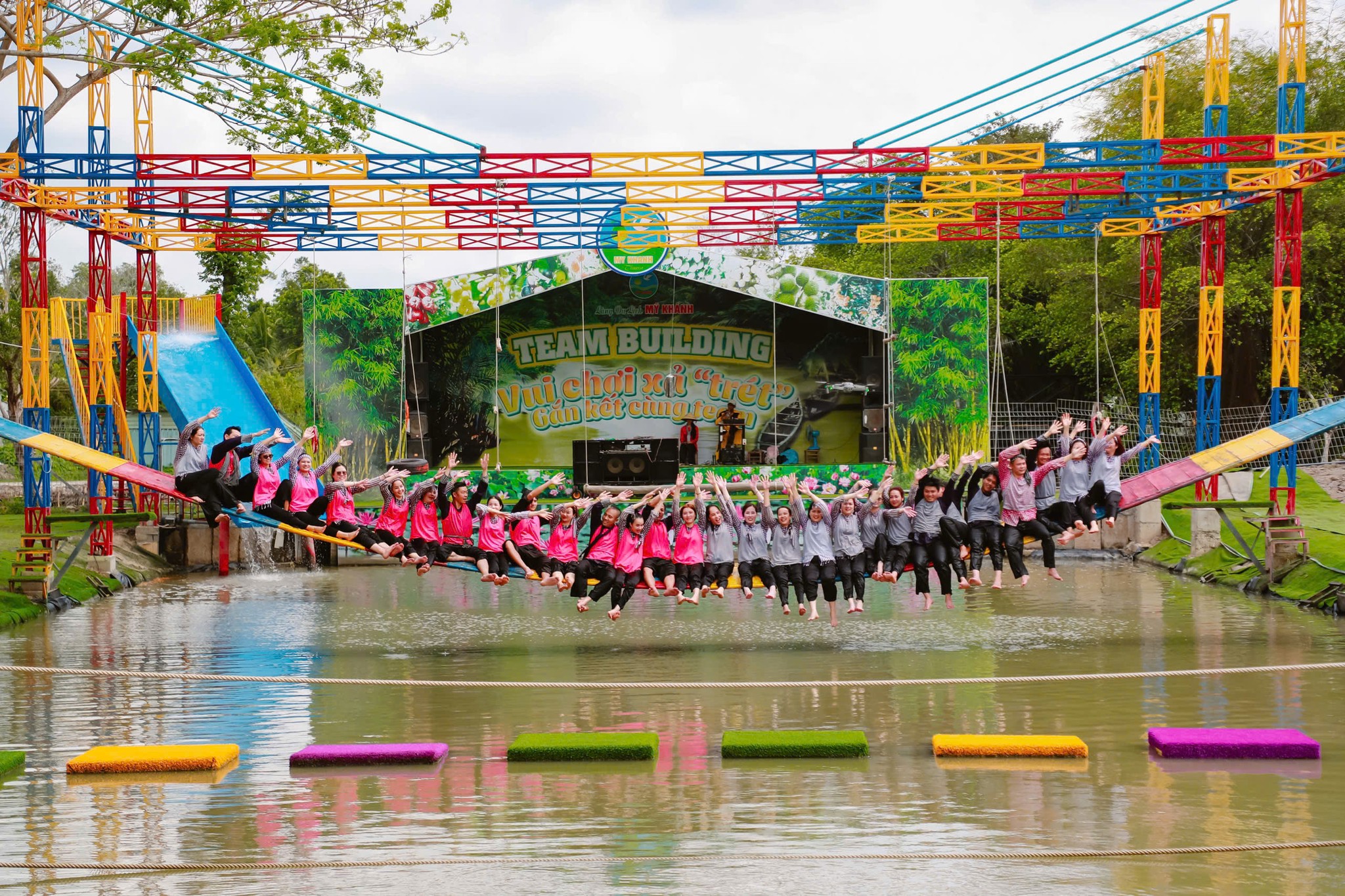 Trải Nghiệm “Chất Miền Tây” Độc Đáo Tại Mỹ Khánh: Cầu Khỉ, Bơi Xuồng, Tát Mương Bắt Cá,...