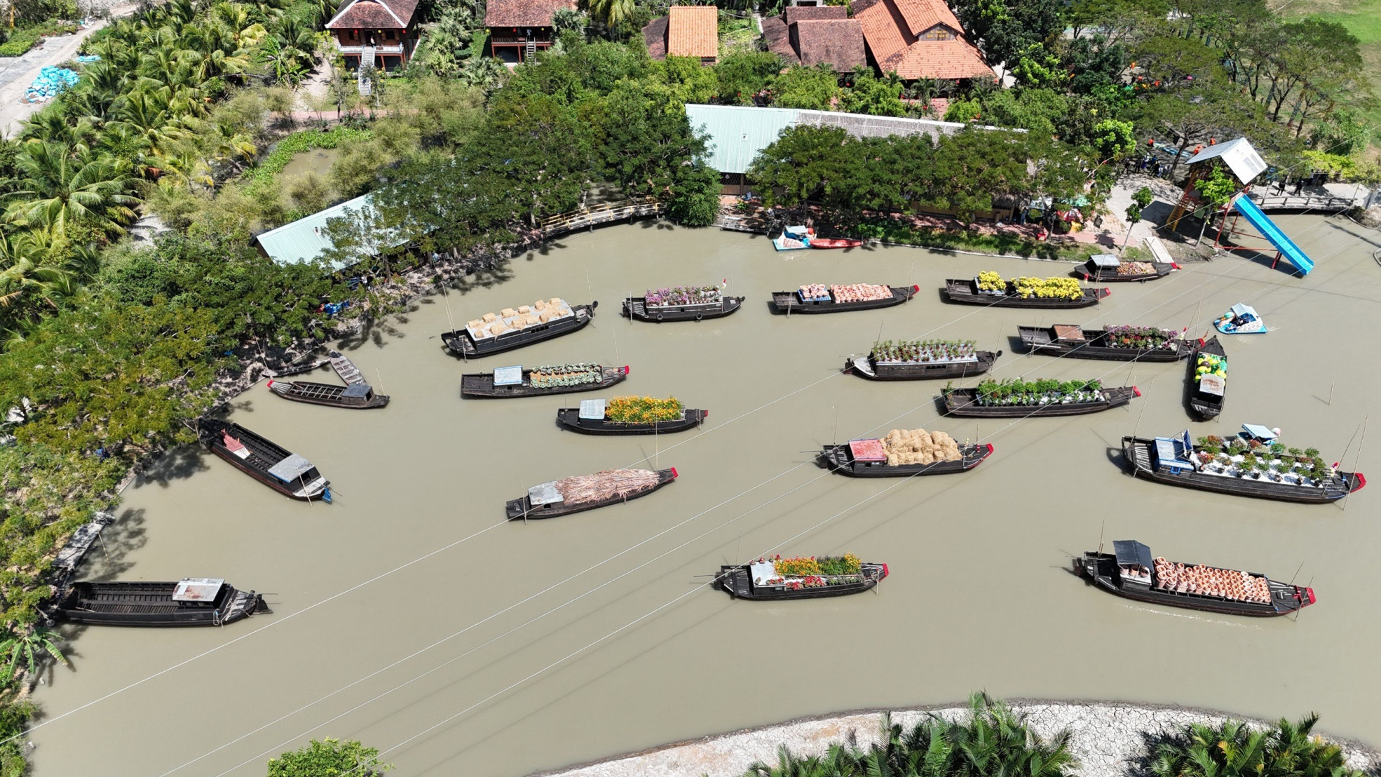 Tham quan chợ nổi tại Làng du lịch sinh thái Mỹ Khánh 