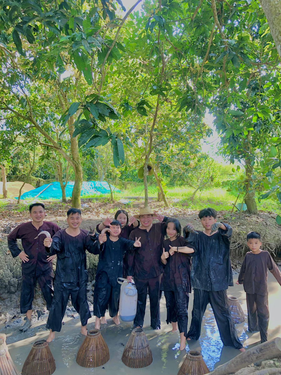 CATCHING FISH IN THE Ditch (MS010)