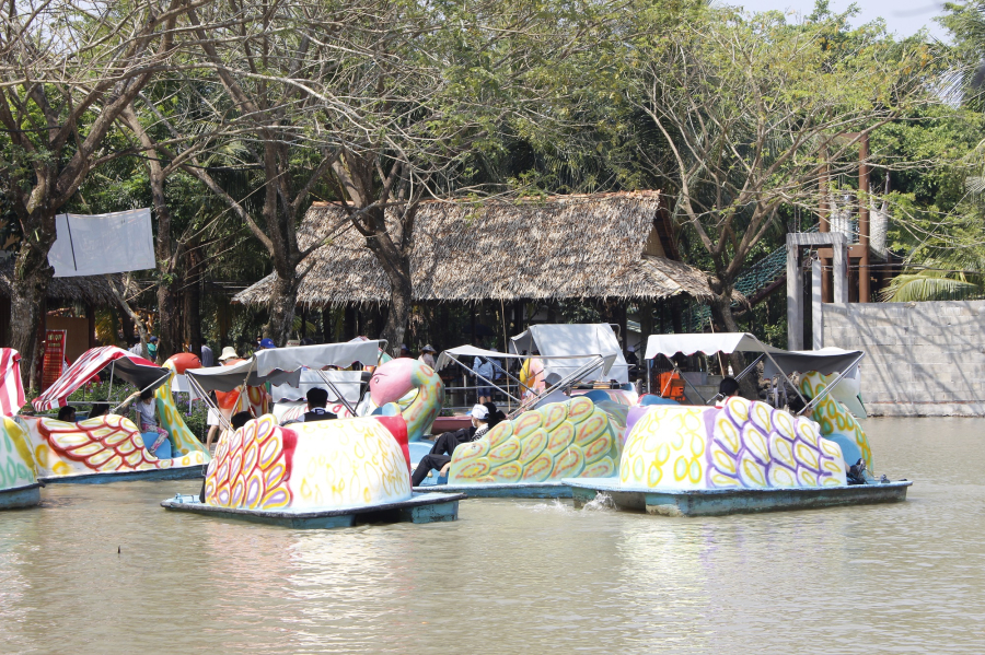 BƠI XUỒNG ĐẠP VỊT