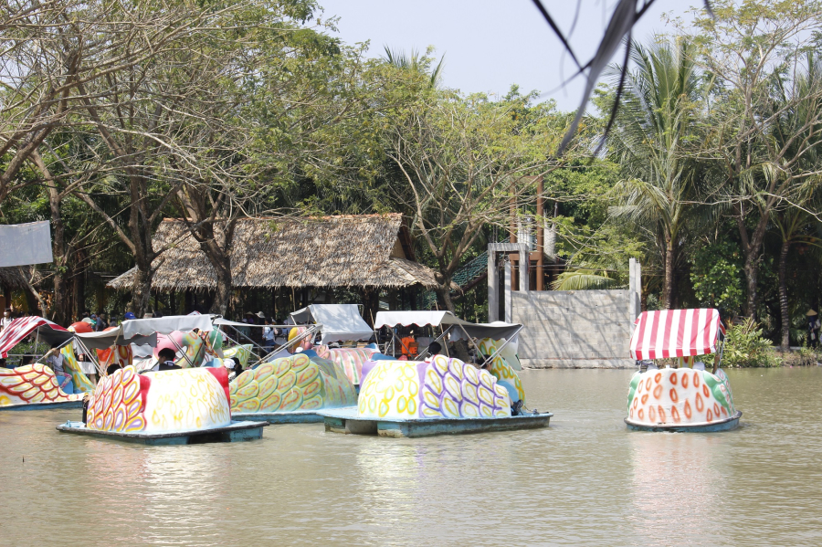 EXPERIENCE PEDAL CANOEING