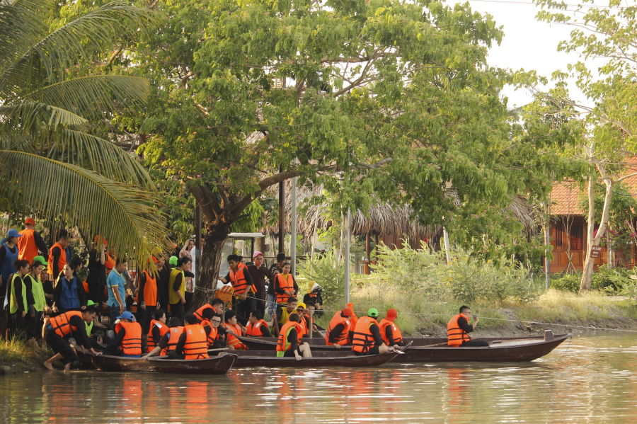 EXPERIENCE PEDAL CANOEING