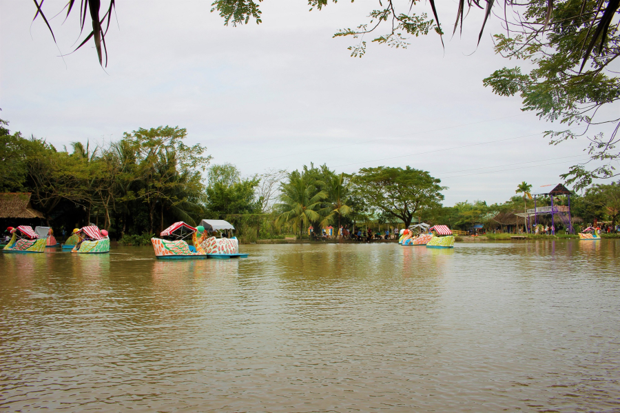 EXPERIENCE PEDAL CANOEING